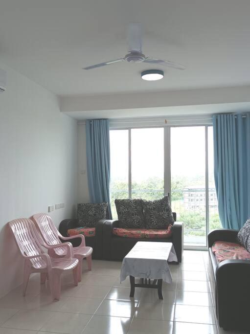 Ike Village Homestay Near With Uitm Kota Samarahan Bagian luar foto